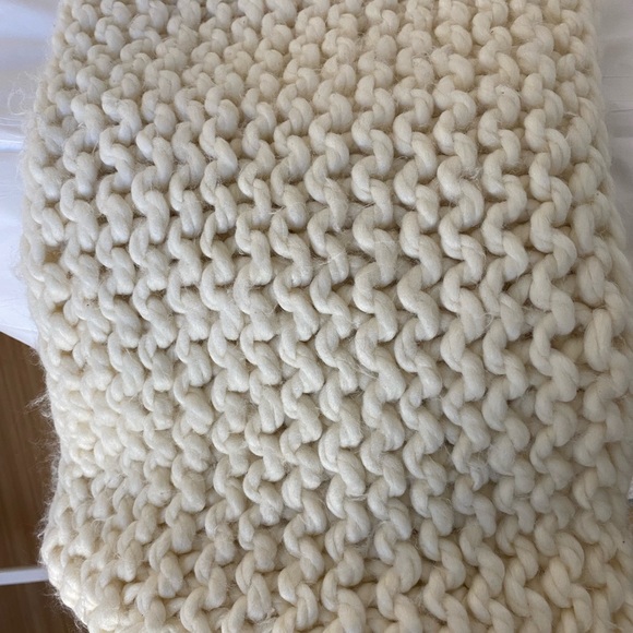 Cream infinity scarf. Hollister soft acrylic. Perfect condition - Picture 4 of 6